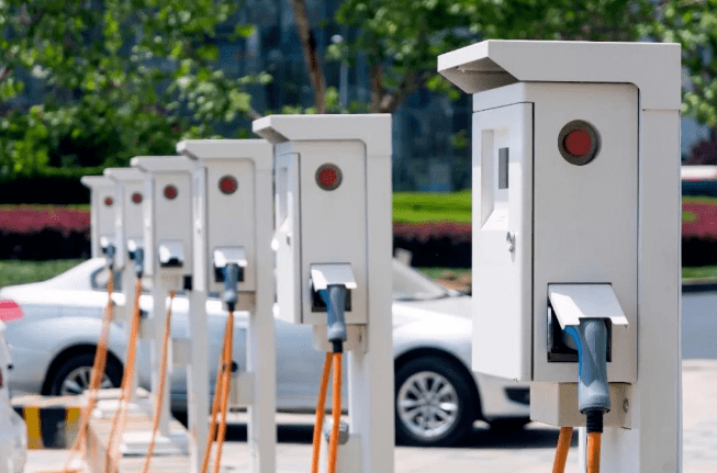 Energieopslagsystemen stimuleren de aanleg van snellaadinfrastructuur voor elektrische voertuigen
